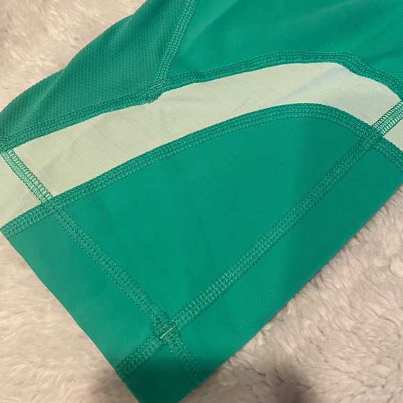 Lululemon Inspire Crop Size 8 - Picture 3 of 6